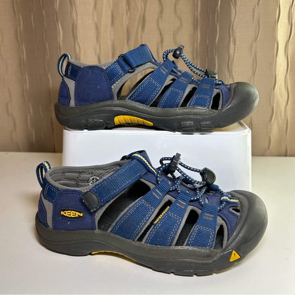 Keen Newport H2 Youth Big Kid's 3 Navy Waterproof Toggle Laced Unisex 1009962